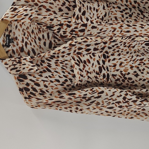 Express Animal Print Top Size Large Button Up V Neck Long Sleeve Cream And Brown - Picture 2 of 9